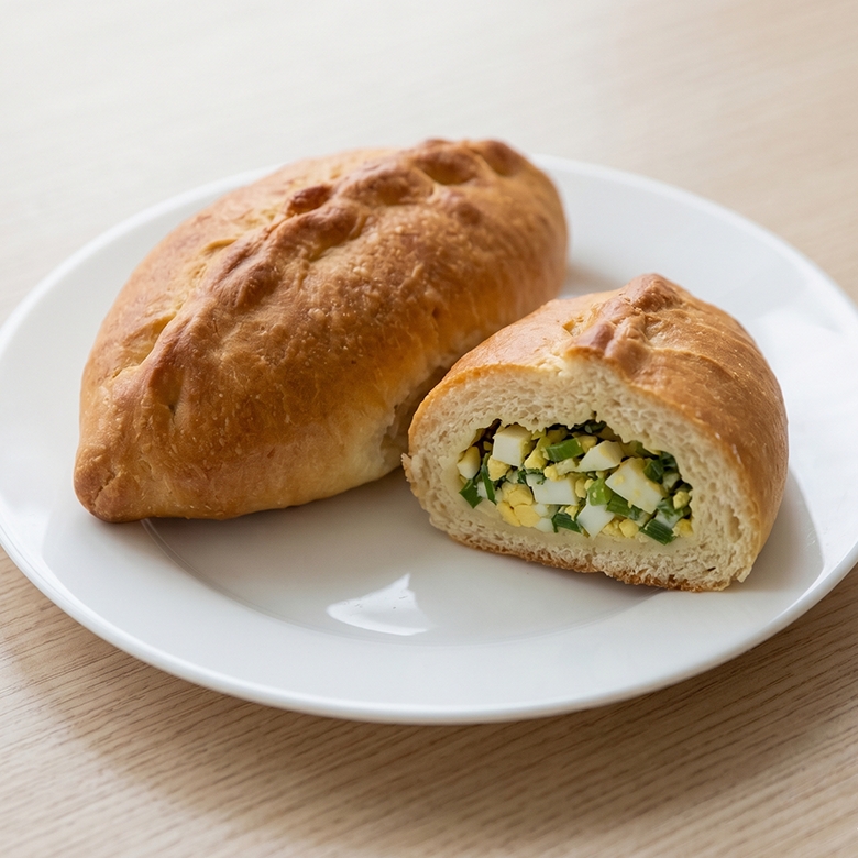Пирожок с яйцом и с зеленым луком